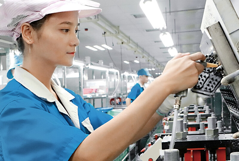 Sateco production worker in Beihai plant