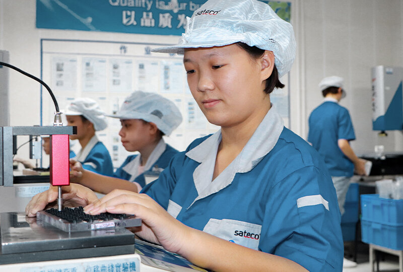 Chinese Sateco workers make quality tests