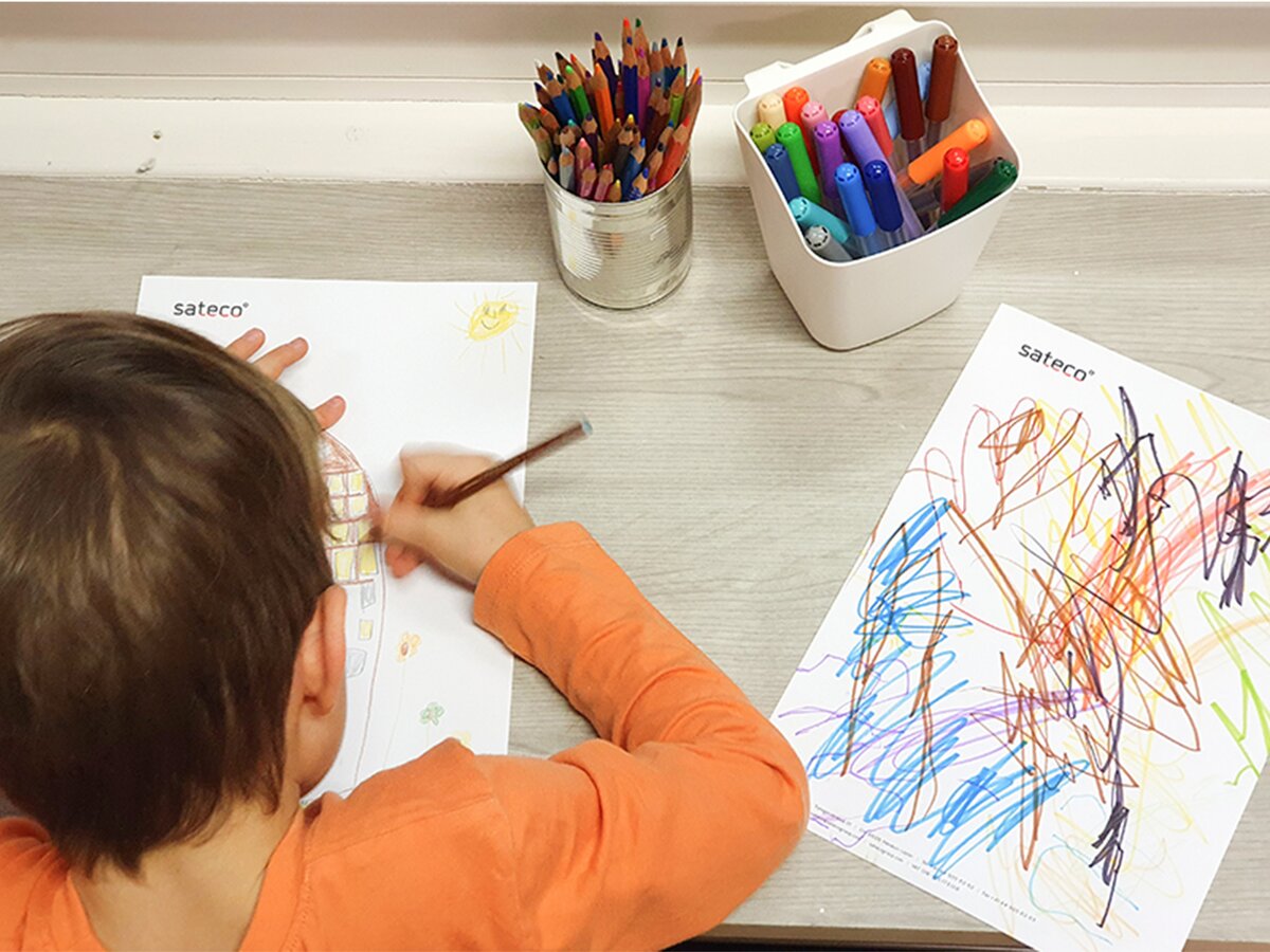 Sateco News Farbenfrohe Kinderzeichnungen auf Sateco Papier Kind zeichnet auf Sateco Papier
