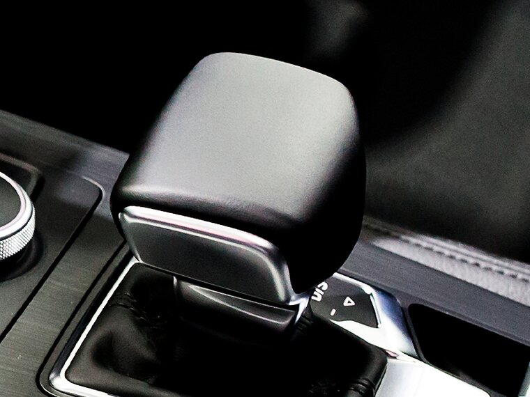 Schaltknüppel Auto Detailaufnahme eines Schaltknüppels im Auto